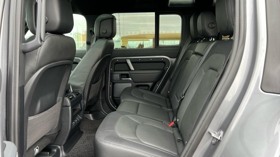 Used Land Rover Defender 2024 for sale - 76999520: Photo 4