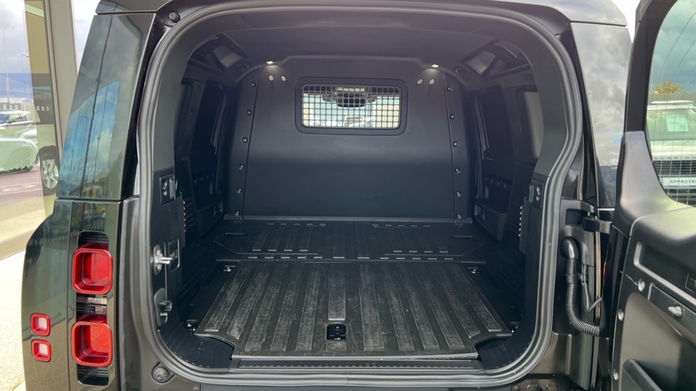Used Land Rover Defender 2025 for sale - 76410614: Photo 10