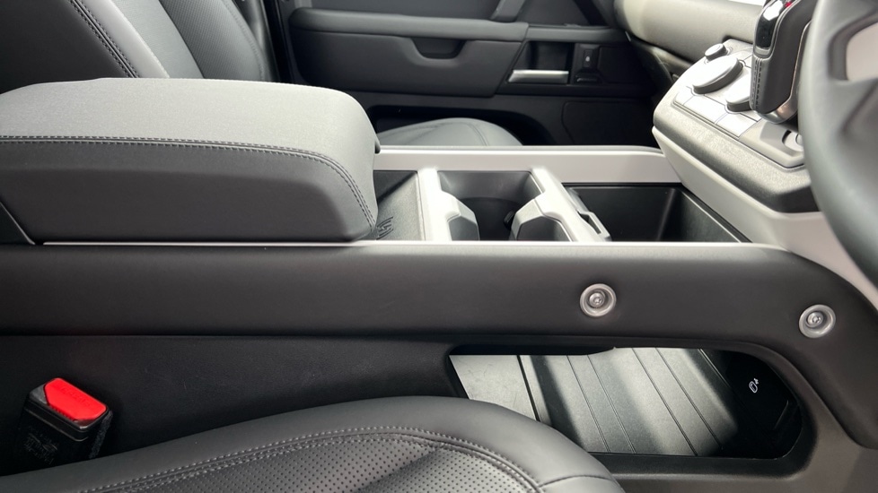 Used Land Rover Defender 2025 for sale - 76410614: Photo 21