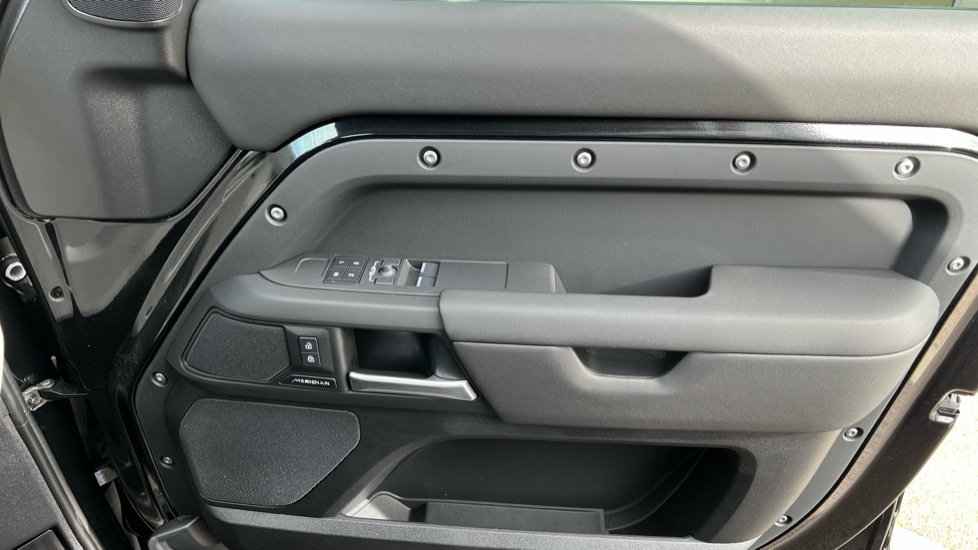 Used Land Rover Defender 2025 for sale - 76410614: Photo 24