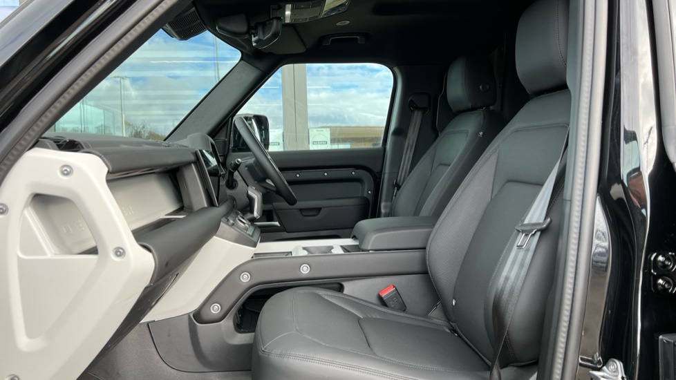 Used Land Rover Defender 2025 for sale - 76410614: Photo 3