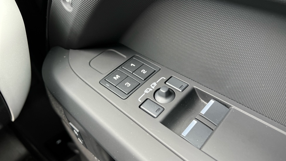 Used Land Rover Defender 2025 for sale - 76410614: Photo 34