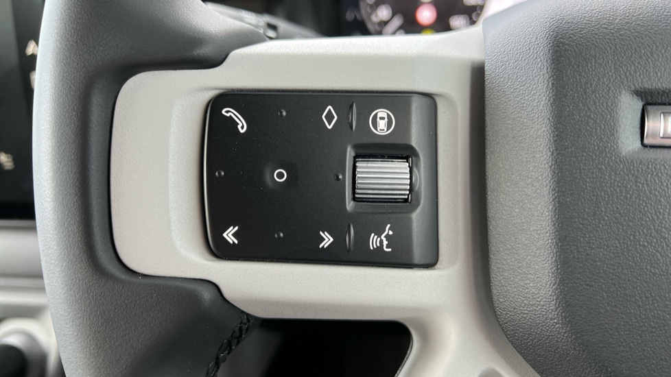 Used Land Rover Defender 2025 for sale - 76410614: Photo 36