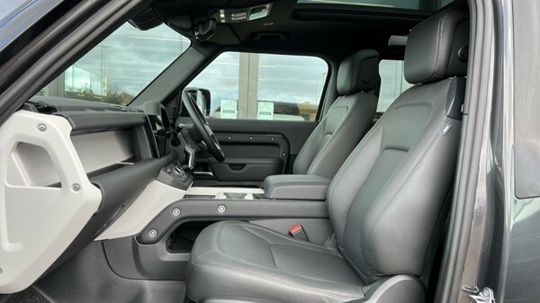 Used Land Rover Defender 2025 for sale - 76086705: Photo 3