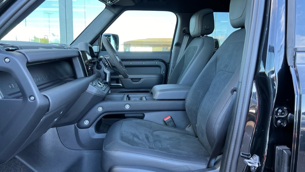 Used Land Rover Defender 2023 for sale - 77057908: Photo 3