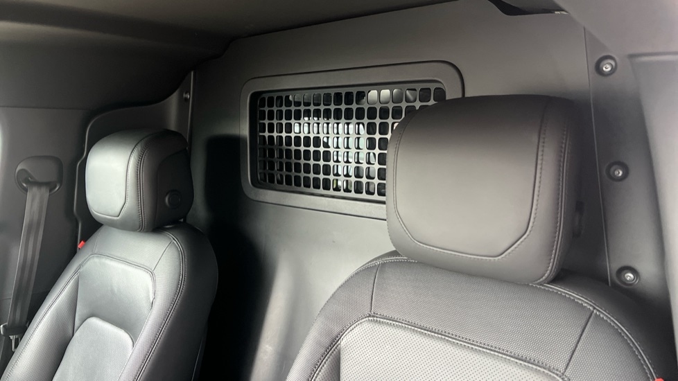 Used Land Rover Defender 2023 for sale - 76575083: Photo 4