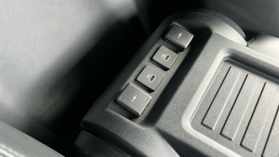 Used Land Rover Defender 2023 for sale - 76575083: Photo 43