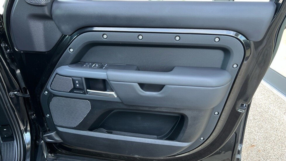 Used Land Rover Defender 2023 for sale - 76869126: Photo 24