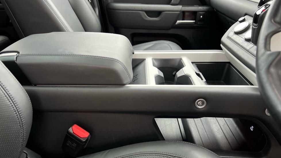 Used Land Rover Defender 2024 for sale - 76966787: Photo 24