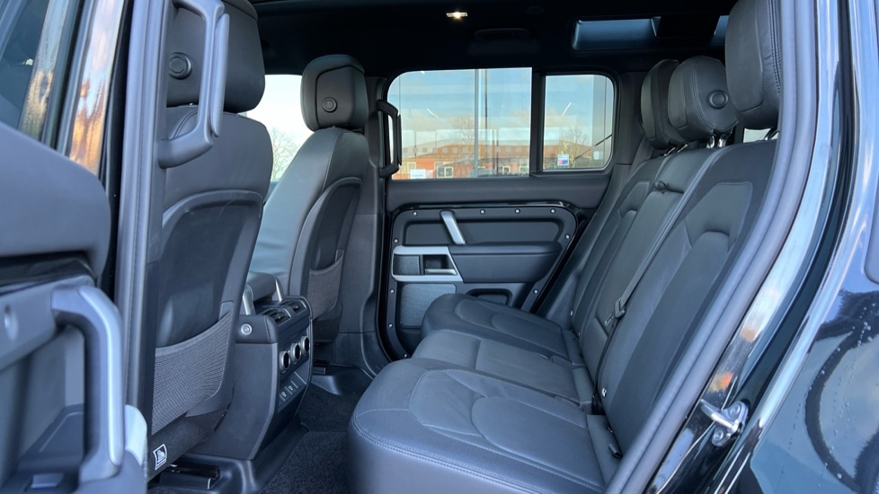 Used Land Rover Defender 2024 for sale - 76937533: Photo 4