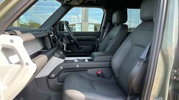 Used Land Rover Defender 2025 for sale - 76025349: Photo 3