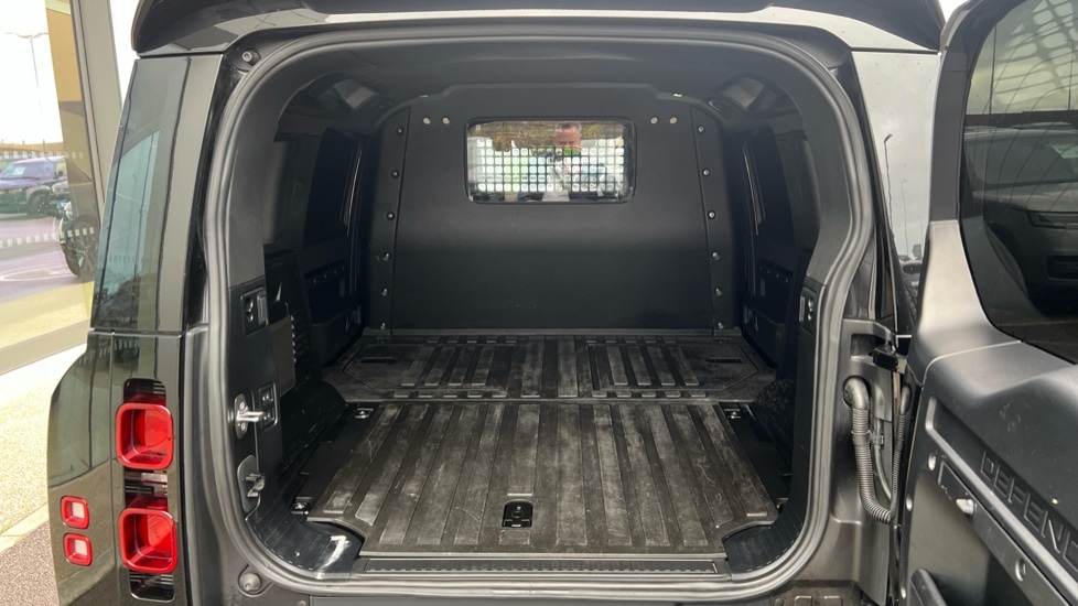 Used Land Rover Defender 2023 for sale - 76999533: Photo 10