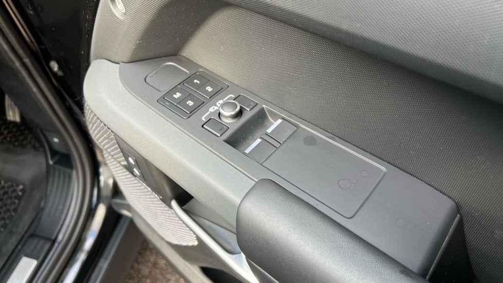 Used Land Rover Defender 2023 for sale - 76999533: Photo 23