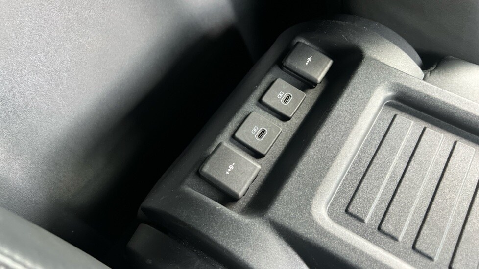 Used Land Rover Defender 2023 for sale - 76999533: Photo 43