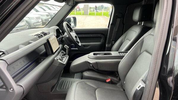Used Land Rover Defender 2024 for sale - 76302393: Photo 3