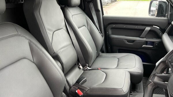 Used Land Rover Defender 2024 for sale - 76302393: Photo 44