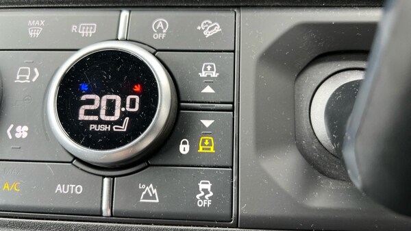 Used Land Rover Defender 2024 for sale - 76302393: Photo 48