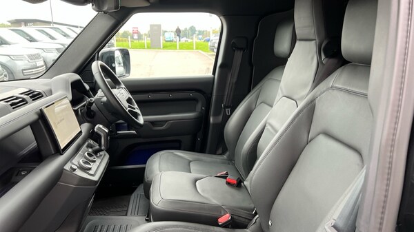 Used Land Rover Defender 2024 for sale - 76302393: Photo 4