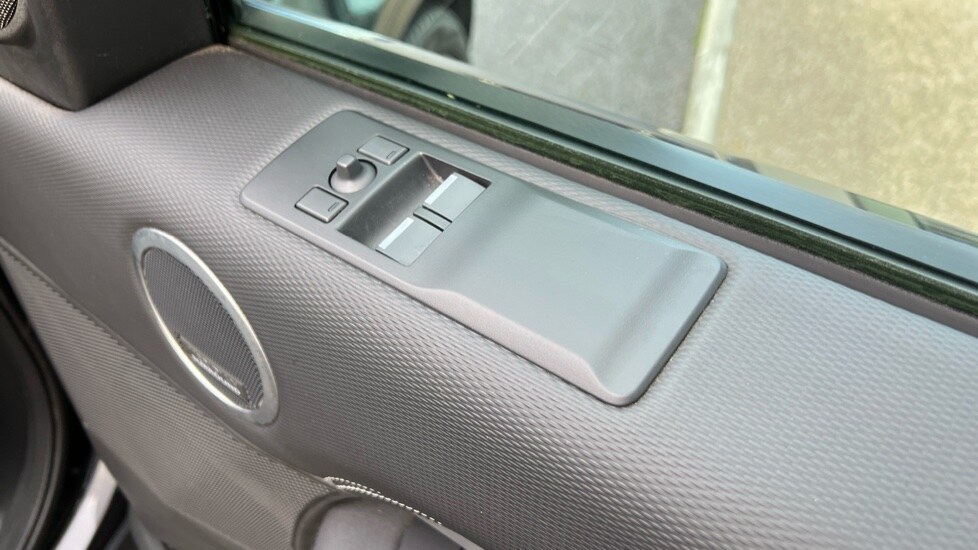 Used Land Rover Discovery 2024 for sale - 76874527: Photo 34