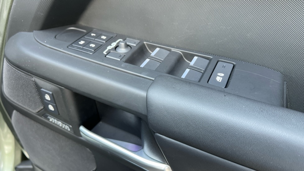 Used Land Rover Defender 2025 for sale - 76544458: Photo 34