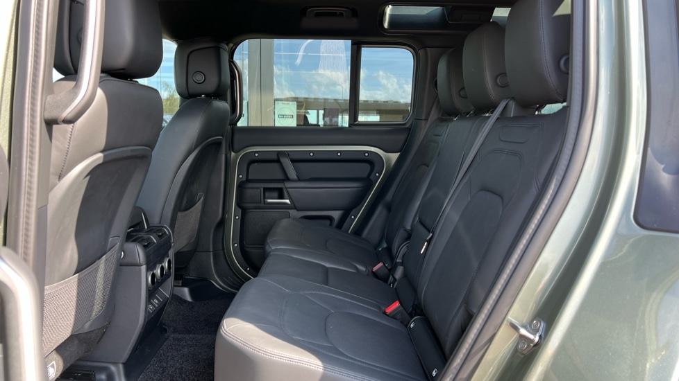 Used Land Rover Defender 2025 for sale - 76544458: Photo 4