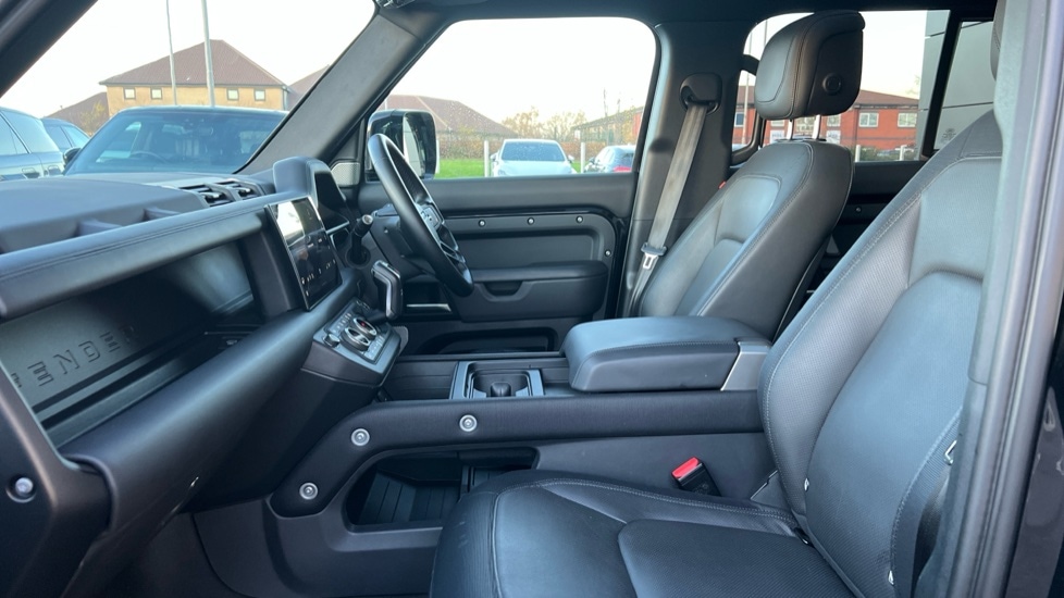 Used Land Rover Defender 2024 for sale - 76999540: Photo 3