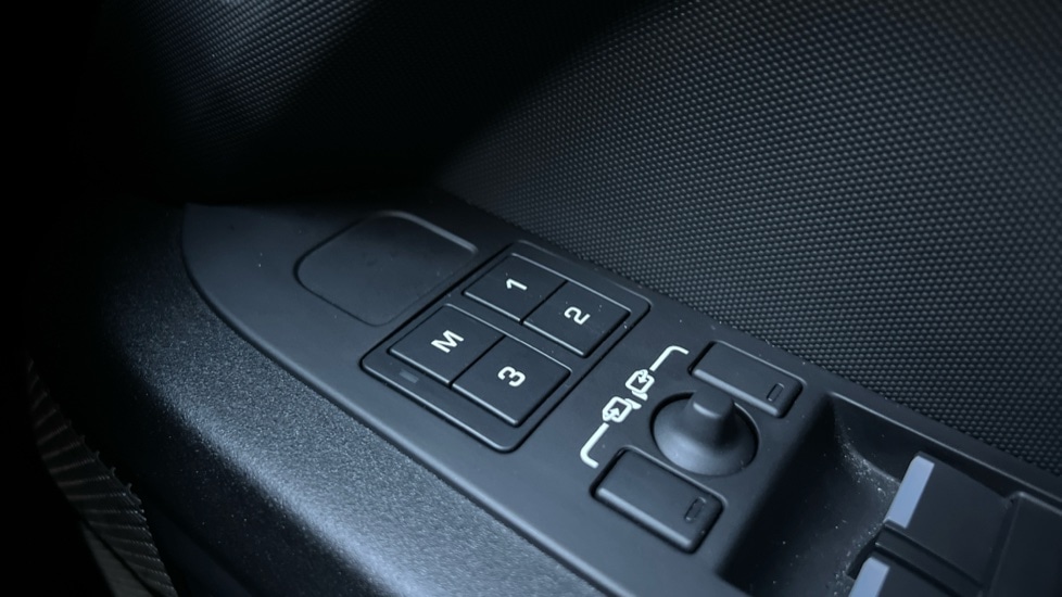 Used Land Rover Defender 2024 for sale - 76999540: Photo 35