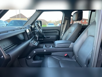 Used Land Rover Defender 2024 for sale - 76999540: Photo