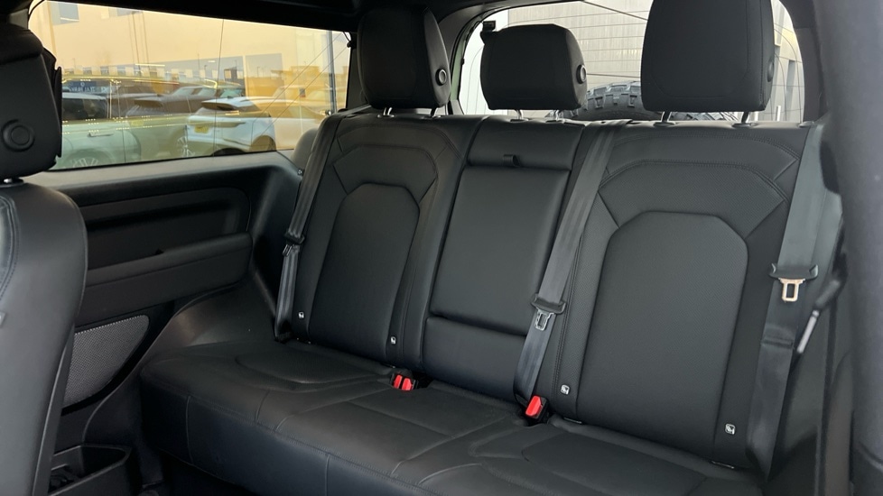 Used Land Rover Defender 2023 for sale - 76873079: Photo 4
