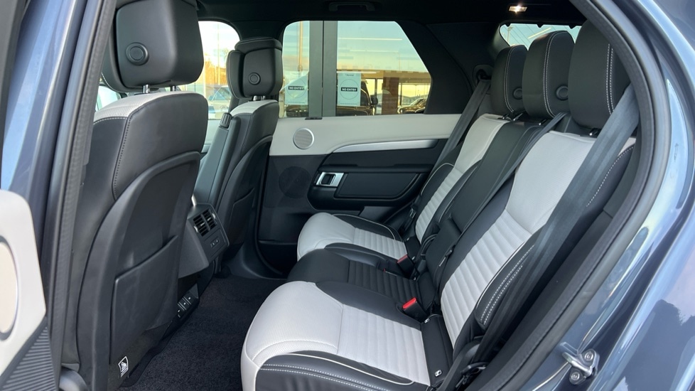 Used Land Rover Discovery 2023 for sale - 76872055: Photo 4