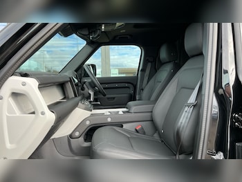 Used Land Rover Defender 2025 for sale - 76870535: Photo