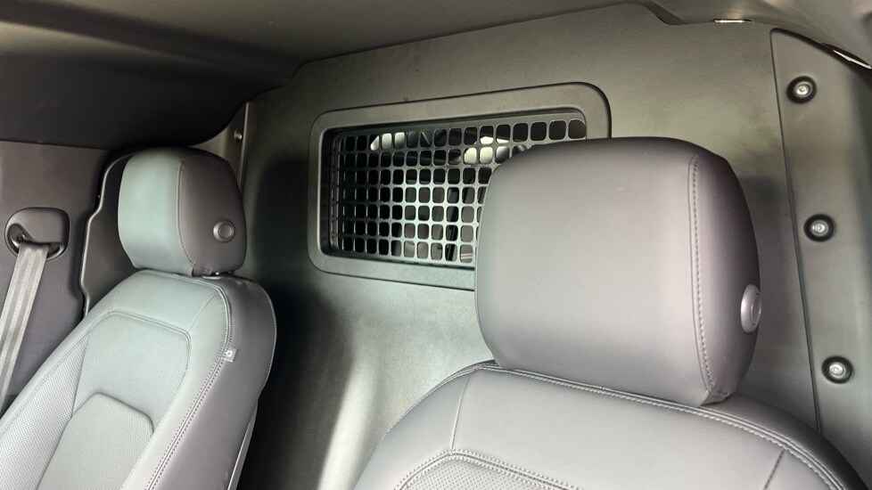 Used Land Rover Defender 2025 for sale - 76870535: Photo 4