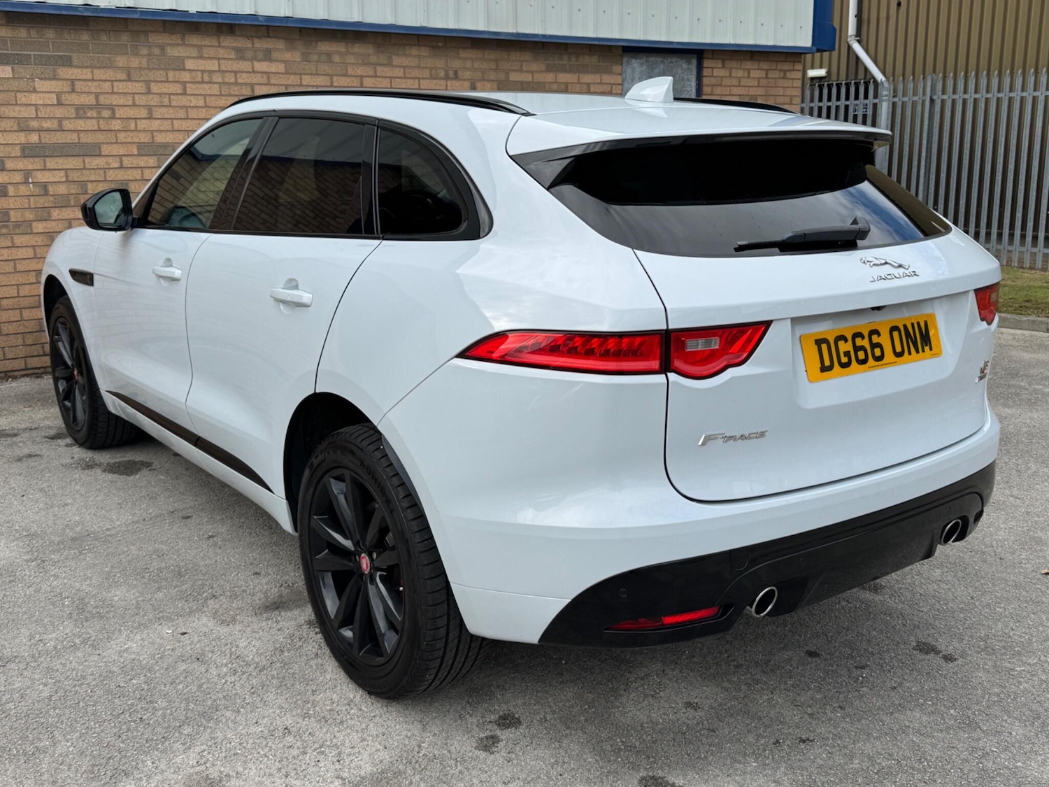 Used Jaguar F-Pace 2016 for sale - 76656379: Photo 4
