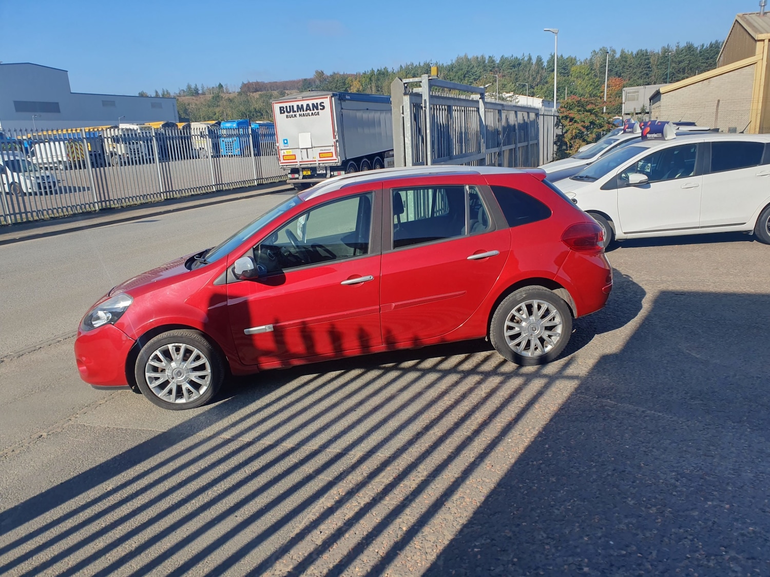 Used Renault Clio 2011 for sale - 76252452: Photo 4