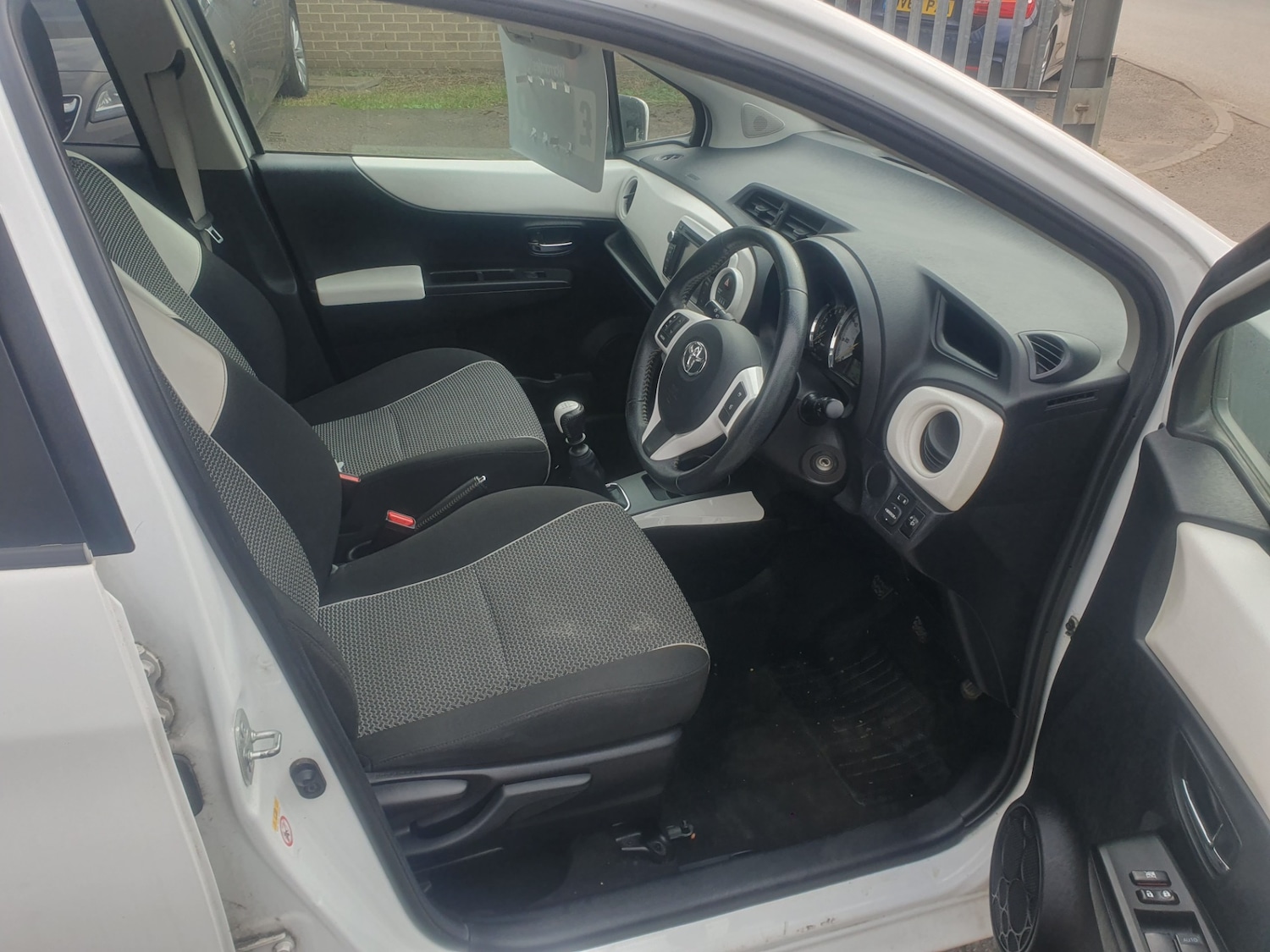 Used Toyota Yaris 2013 for sale - 76120130: Photo 11