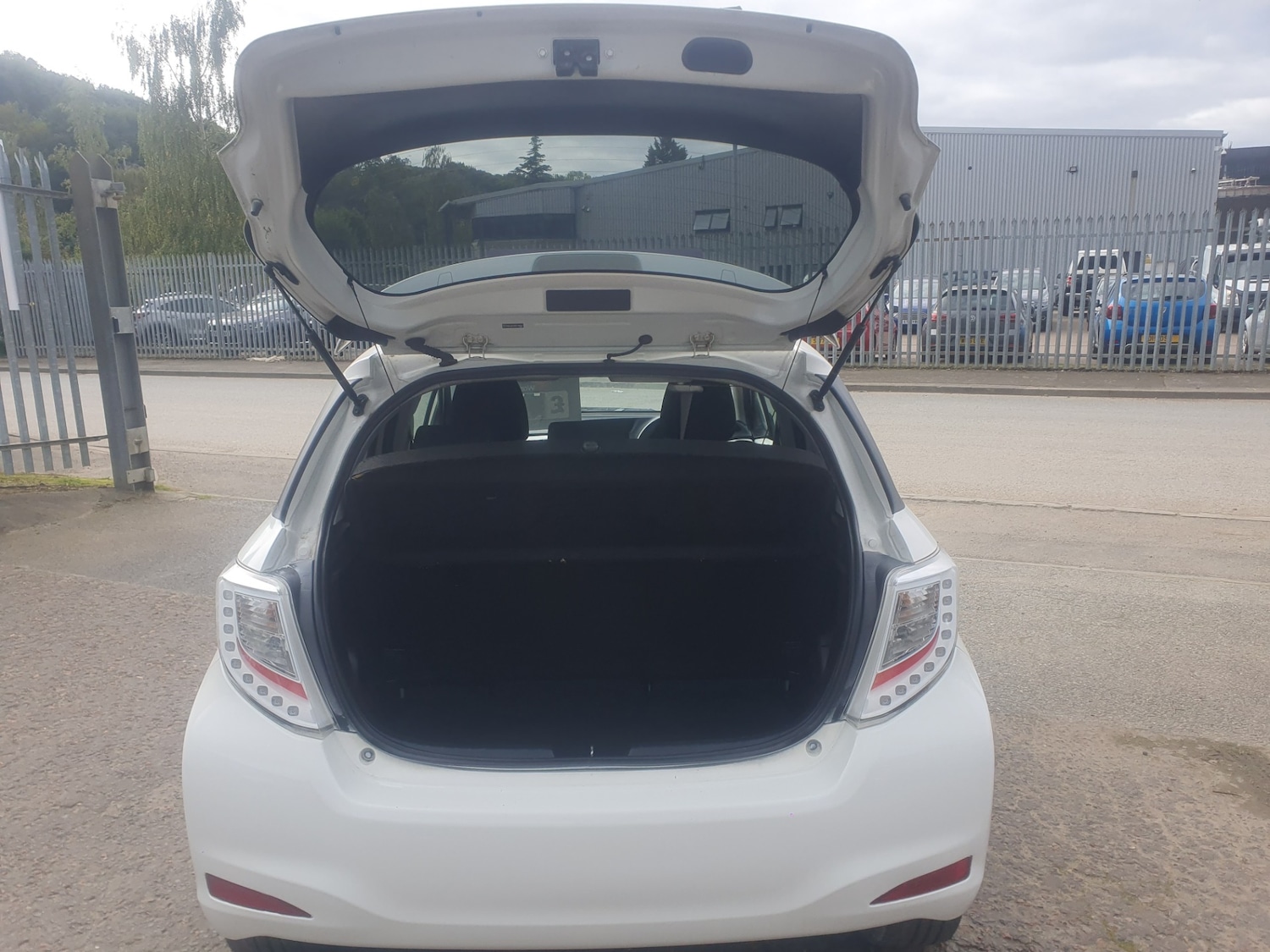 Used Toyota Yaris 2013 for sale - 76120130: Photo 8