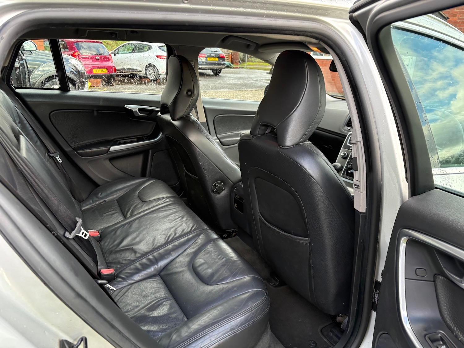 Used Volvo V60 2011 for sale - 77629139: Photo 6