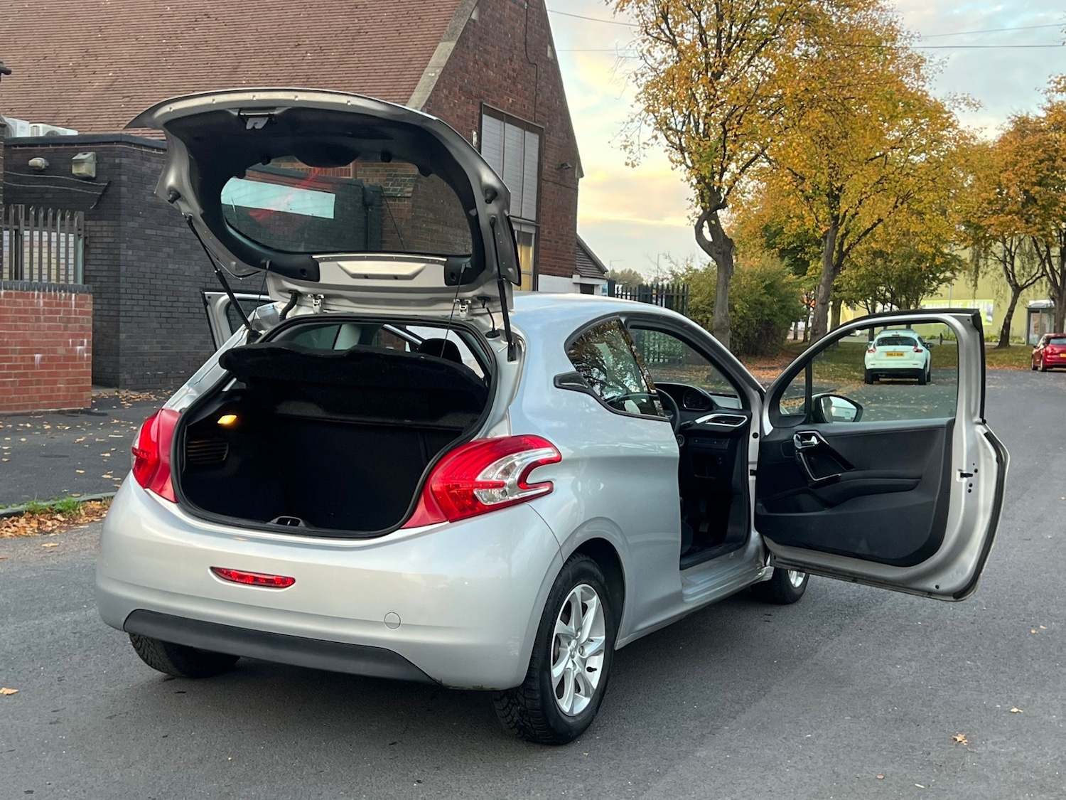 Used Peugeot 208 2015 for sale - 76364971: Photo 16