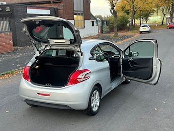 Used Peugeot 208 2015 for sale - 76364971: Photo