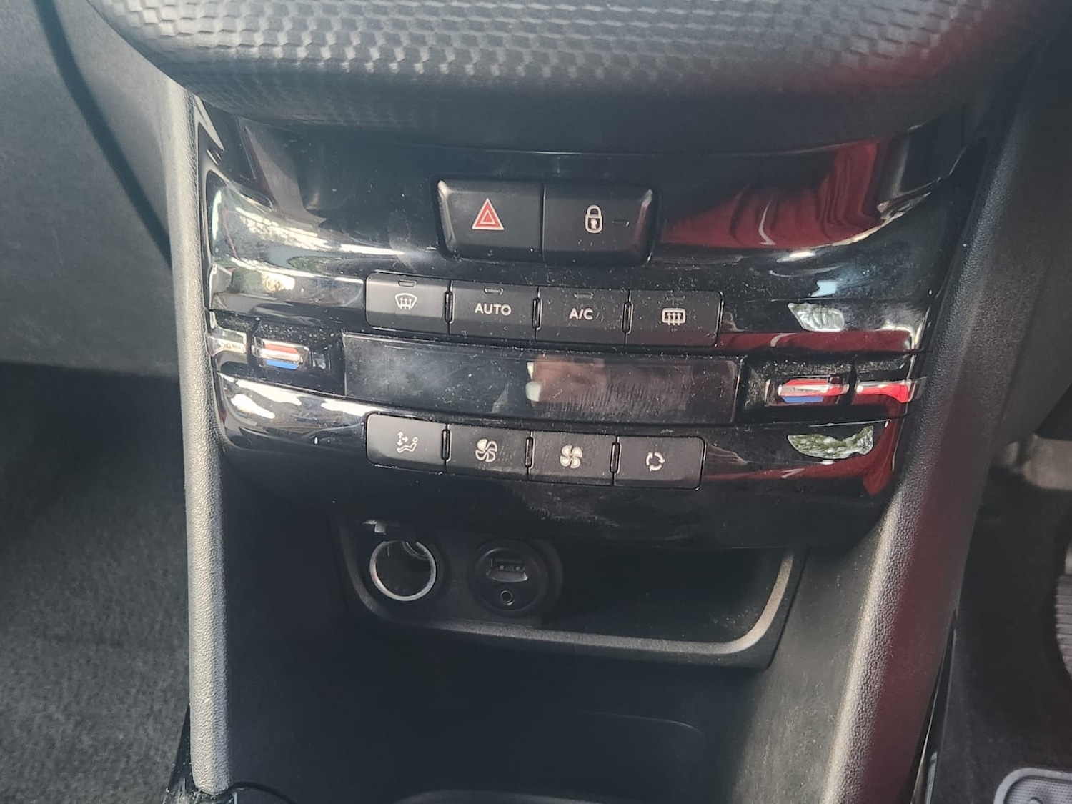 Used Peugeot 2008 2015 for sale - 76357849: Photo 34