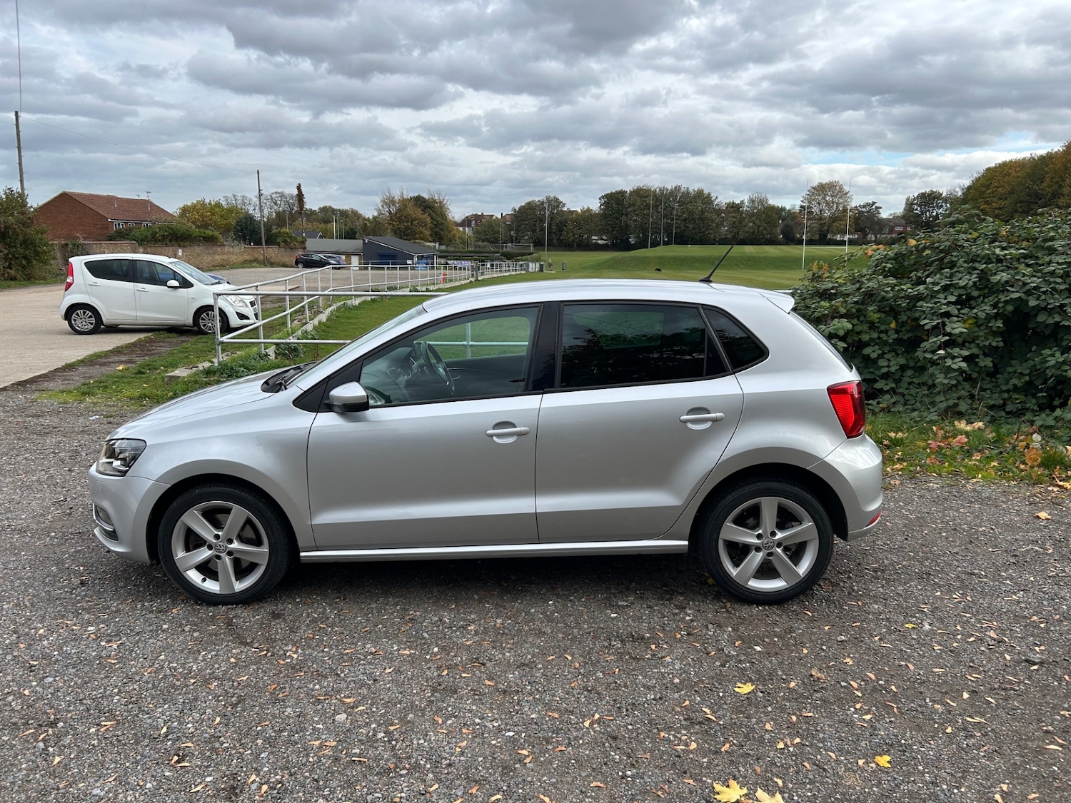 Used Volkswagen Polo 2015 for sale - 76396773: Photo 2