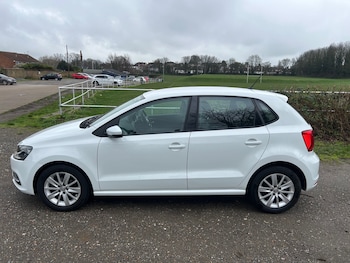 Used Volkswagen Polo 2015 for sale - 77542430: Photo