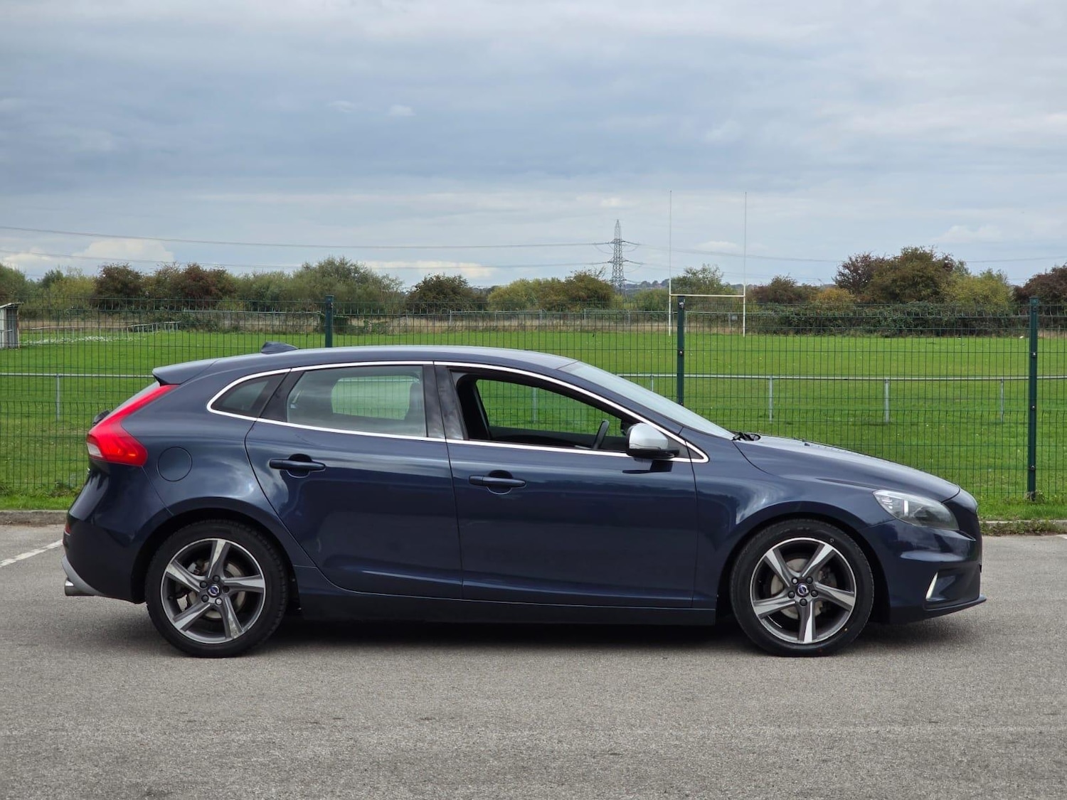 Used Volvo V40 2015 for sale - 76085272: Photo 2