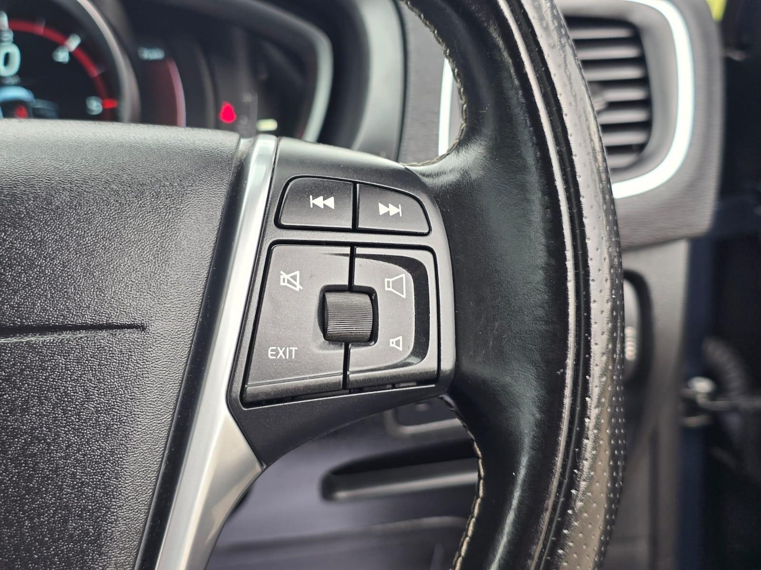 Used Volvo V40 2015 for sale - 76085272: Photo 46