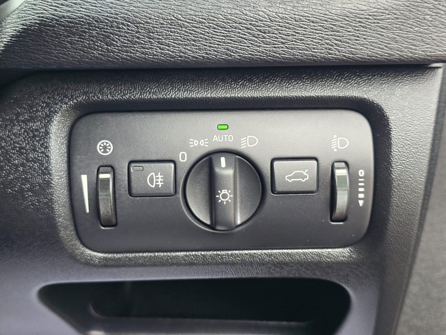 Used Volvo V40 2015 for sale - 76085272: Photo 47