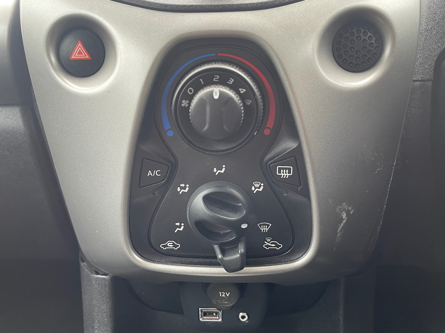 Used Toyota AYGO 2015 for sale - 77848505: Photo 11