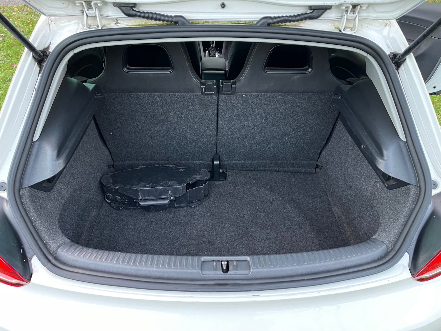 Used Volkswagen Scirocco 2011 for sale - 76758908: Photo 17