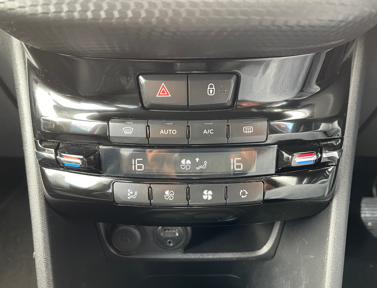 Used Peugeot 2008 2015 for sale - 76961190: Photo 14