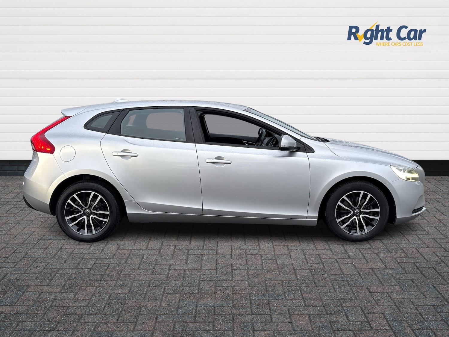 Used Volvo V40 2016 for sale - 77552463: Photo 4