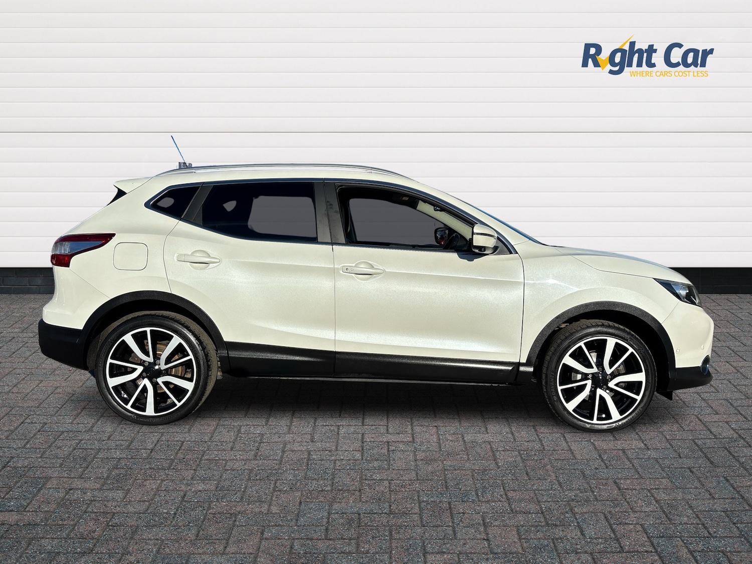 Used Nissan Qashqai 2017 for sale - 76410409: Photo 4